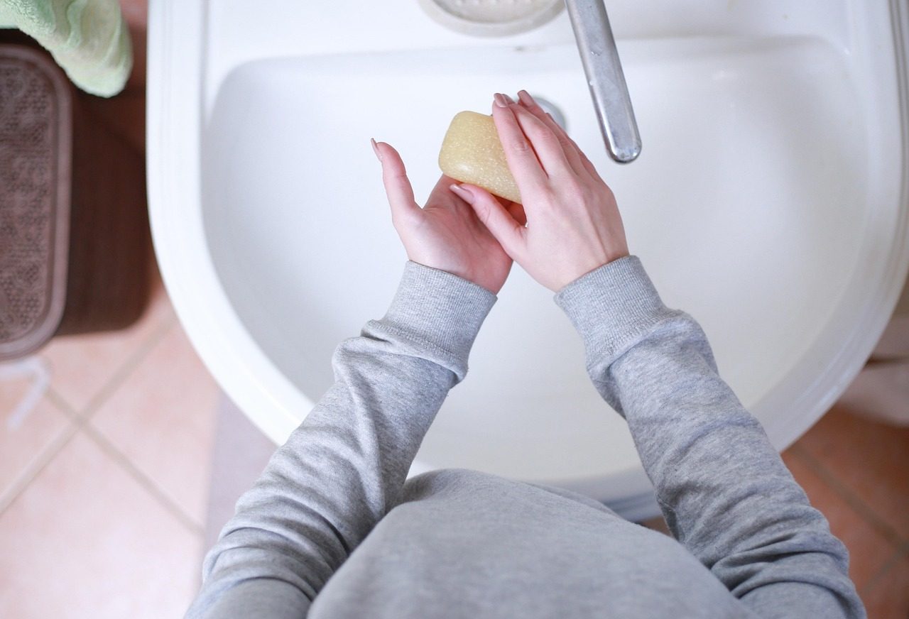 Свежа закуска с плодове и пълнозърнести продукти на маса до прозорец с гледка към природата